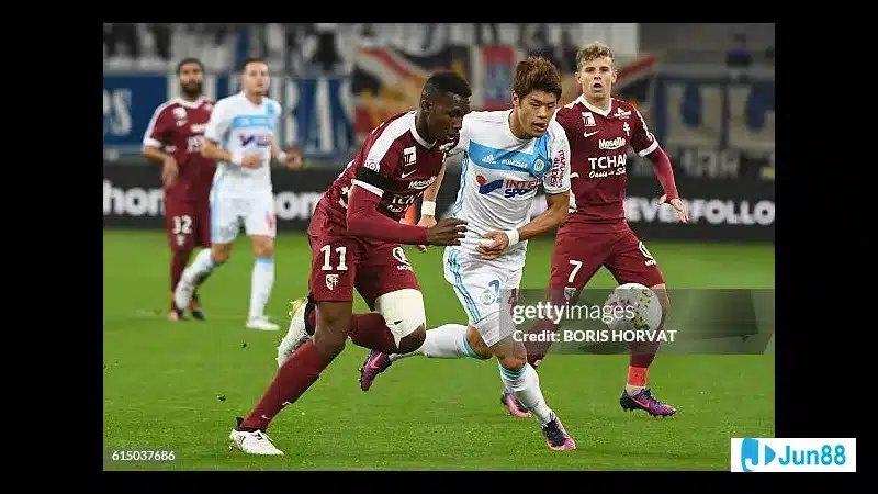 Cầu thủ của Metz vượt qua cầu thủ Marseille bằng kỹ thuật cá nhân Cầu thủ của Metz vượt qua cầu thủ Marseille bằng kỹ thuật cá nhân
